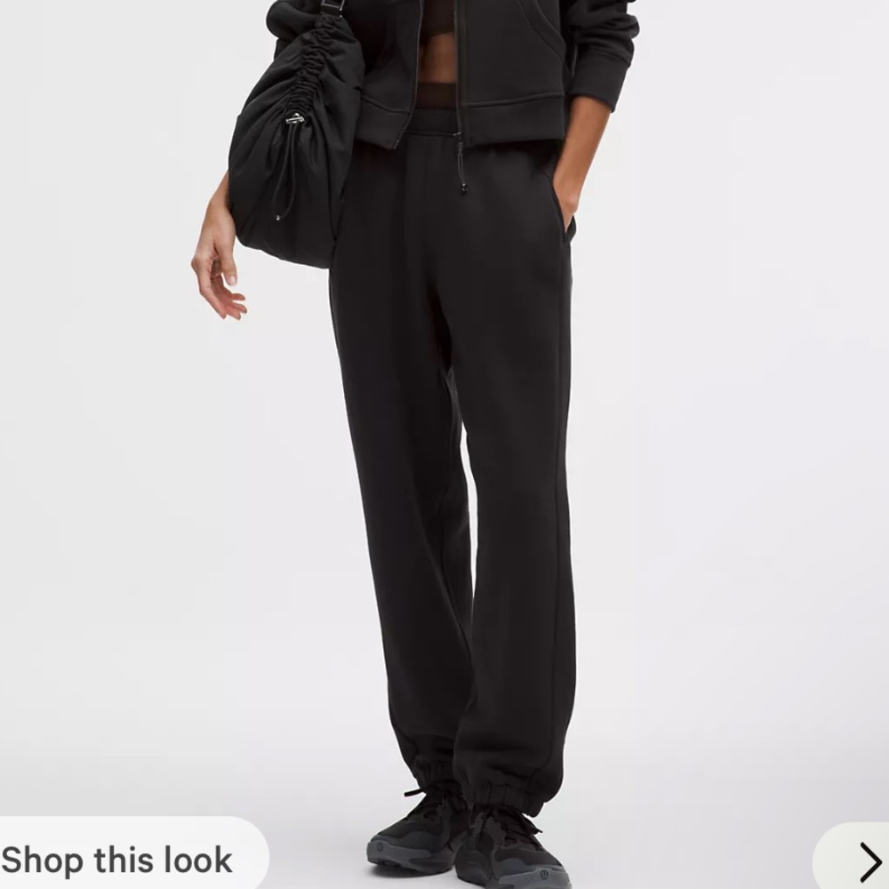 Lululemon Scuba Mid-Rise Oversized Jogger
Short